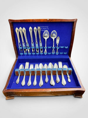 1947 Rogers Bros IS Remembrance Silverware 50 Piece Set with Wood Case No Mono