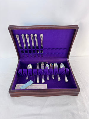 WM A. Rogers A1 Plus Oneida LTD Silver Plate 26 Piece Set with Wooden Chest