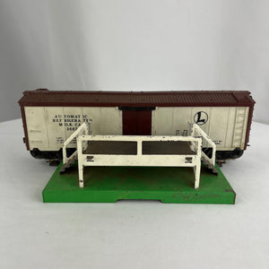 Lionel No. 36621 Postwar Automatic Refrigerated Milk Car & Platform