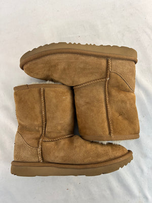 UGG Classic Short II Suede Sheepskin Boots Chestnut Tan 1017703K Youth Size 4