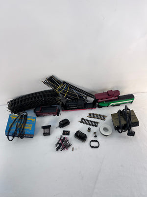 HO Scale Model Railroad Train Bundle, Cars, Engine, Caboose Tracks, Power Packs