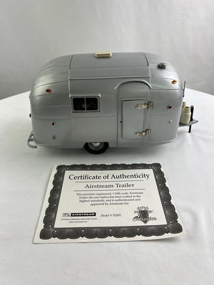 Motor City Classics Model 2782 AIRSTREAM TRAILER 1/18 Scale 2002 with COA