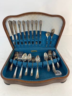 WM Rogers & Son '50s Vintage April Floral Print 50 Piece Flatware Set