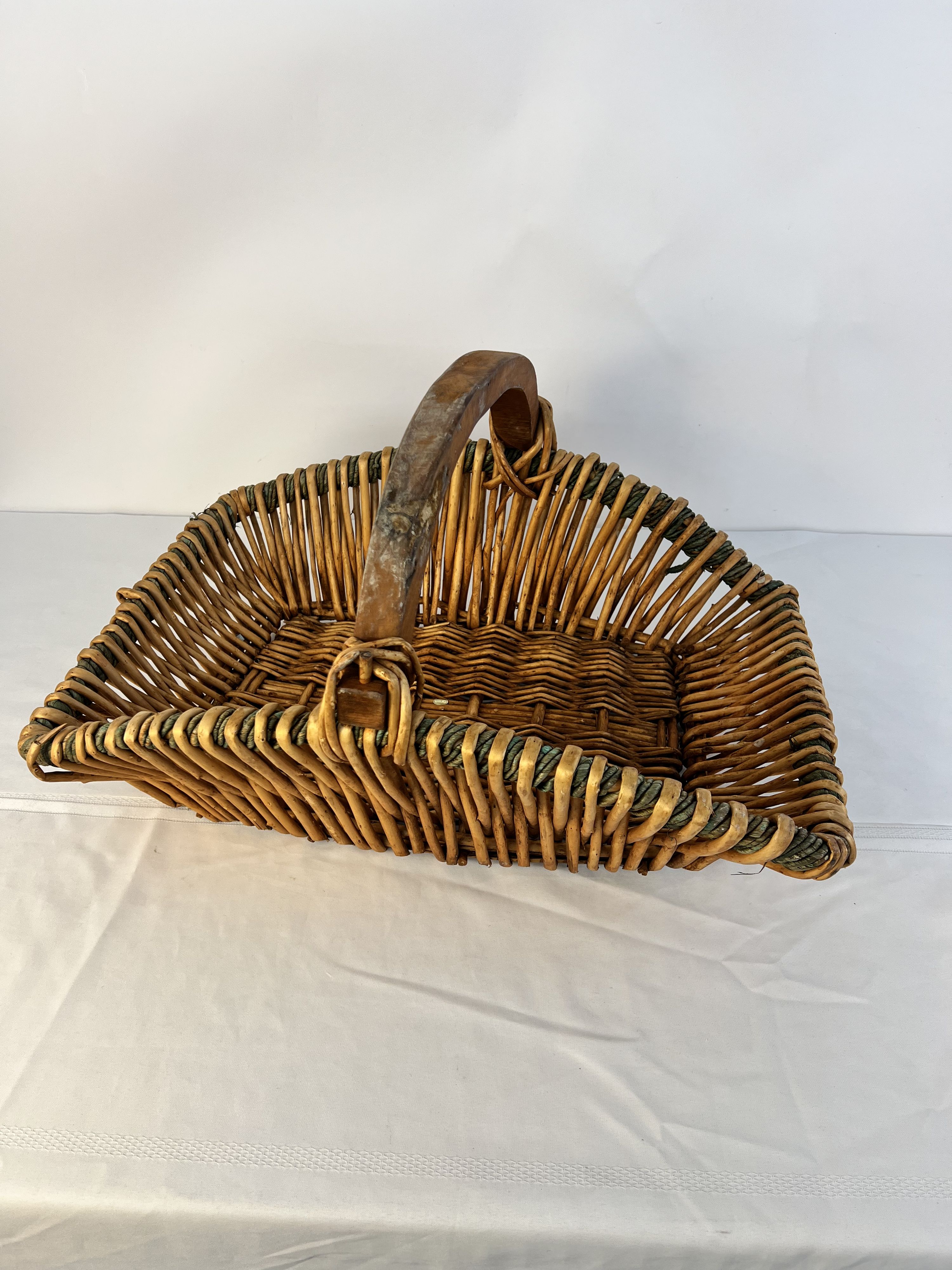 Vintage Hand Woven Wicker Gathering Fan Shaped Wicker Handled - 23ｘ17.5ｘ13"