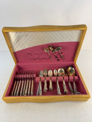 WM Rogers Mfg Co VTG 40s/50s Magnolia Extra Plate Flatware 52 Piece Set w/ Chest